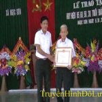 Đ/c Lê Minh Giang trao huy hiệu Đảng cho các đảng viên xã Ngọc Sơn